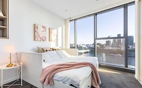 Riverfront 2 Bedroom Apt In Brisbane City With Parking